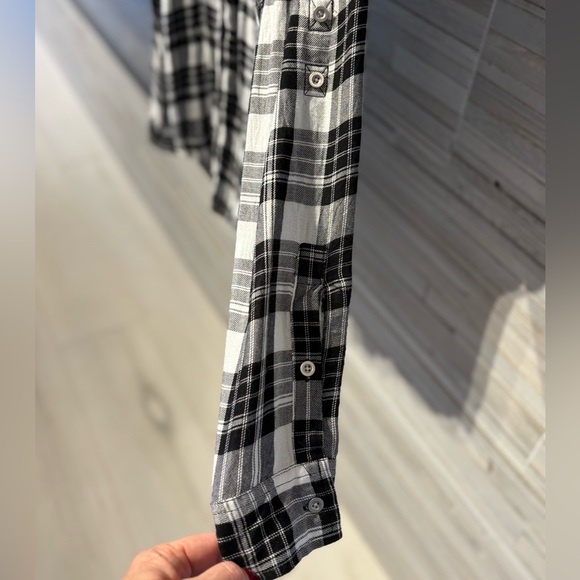 New York and Co lightweight flannel plaid shirt in size medium - Picture 3 of 5